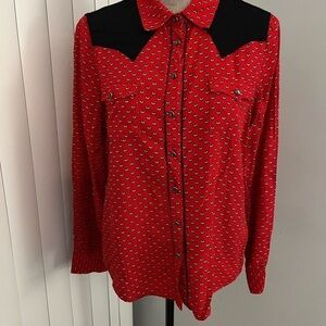 Two by Vince Camuto
Western Button Down Shirt.  Pearl buttons 
Size Medium